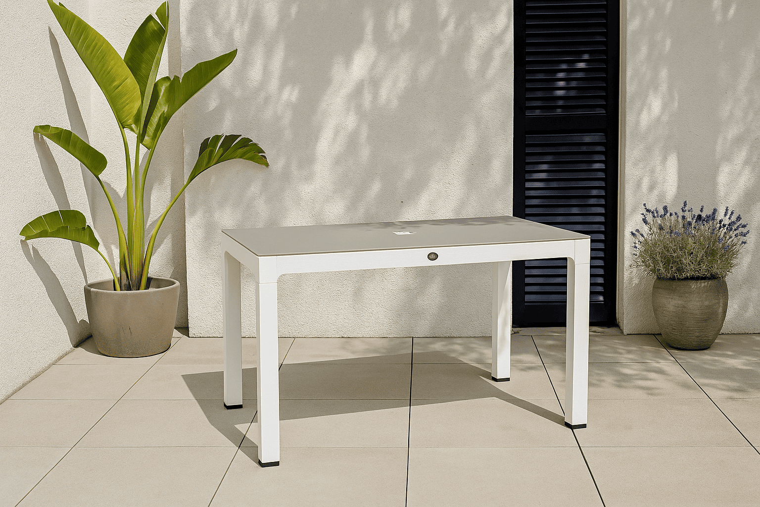 TAVOLO CON PIANO IN VETRO 150x90x75h CmPER INTERNI ED ESTERNI MODELLO "SEGINUS" Colore cappuccino/bianco