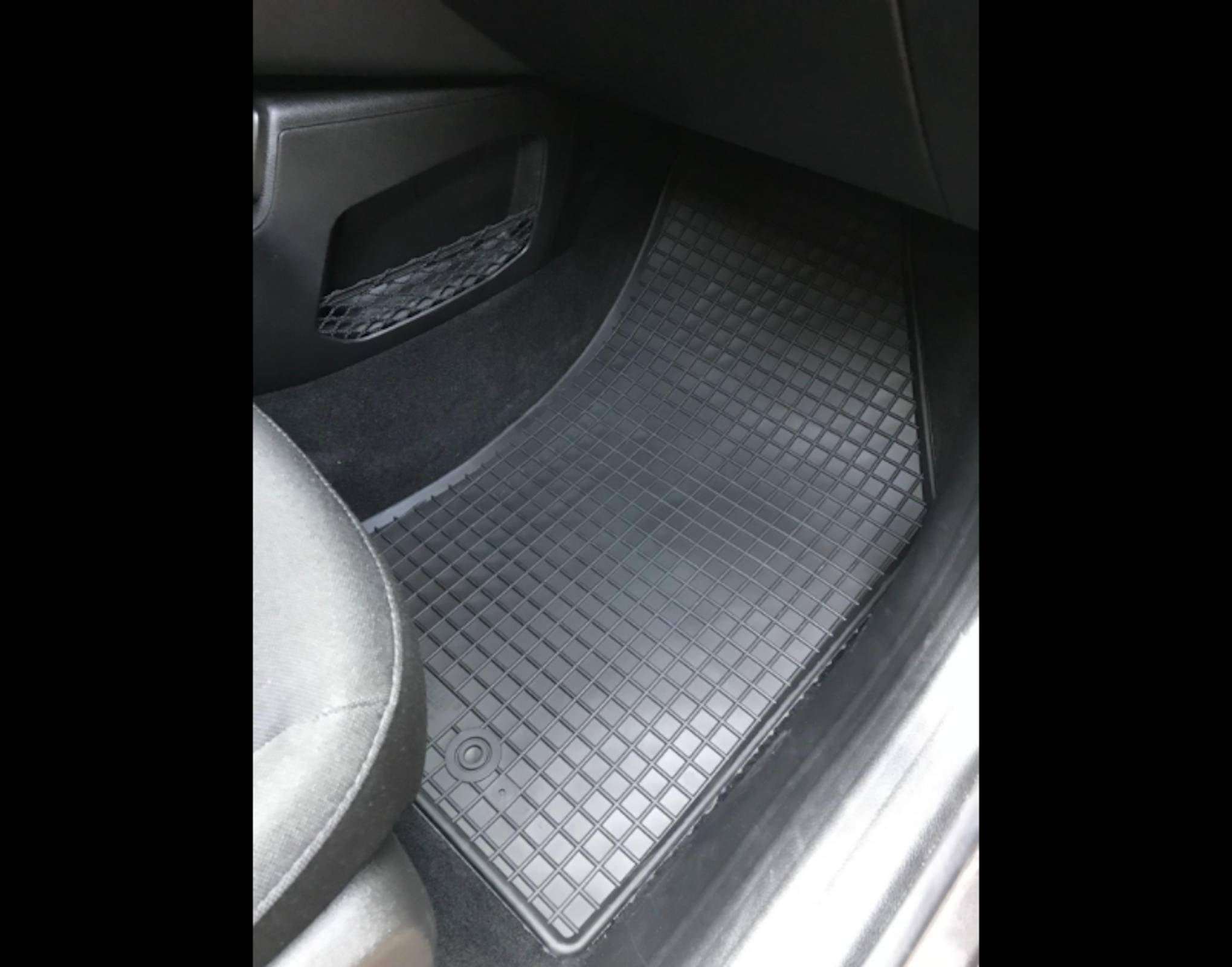 RIGUM903317 , Jeep Renegade dal 2014-, Dotato di predisposizione al fissaggio lato passeggero, distanza tra punti di fis