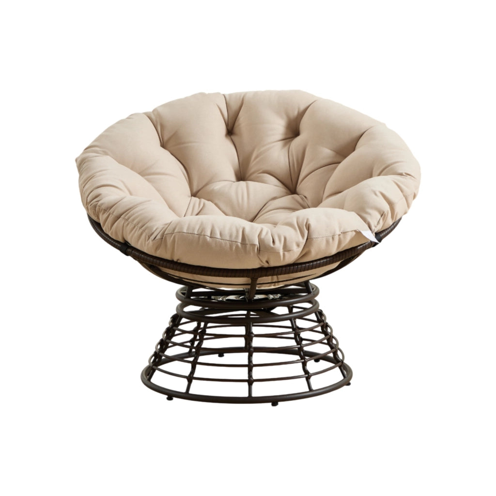 Poltrona girevole a 360° in rattan PE con cuscino beige e struttura in acciaio marrone per salotto e camera 92 × 67 cm