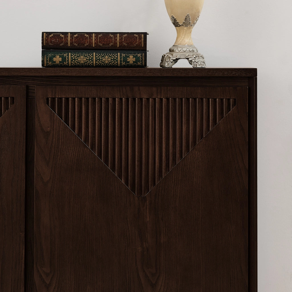 Credenza con ante scanalate a V e aperture per prese in legno e MDF noce