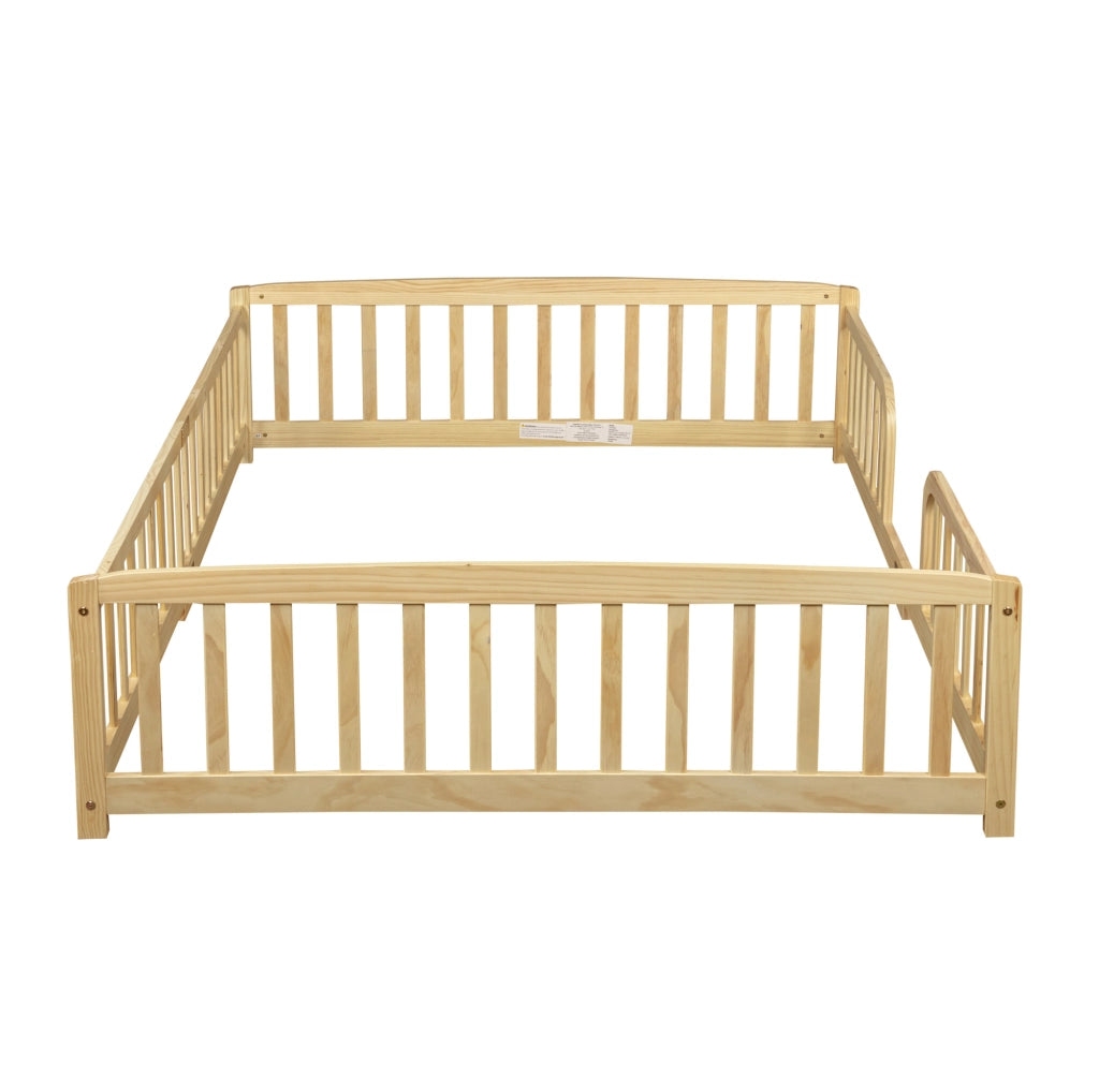 Letto a pavimento 140x200 cm con sponde e accesso centrale in legno colore naturale