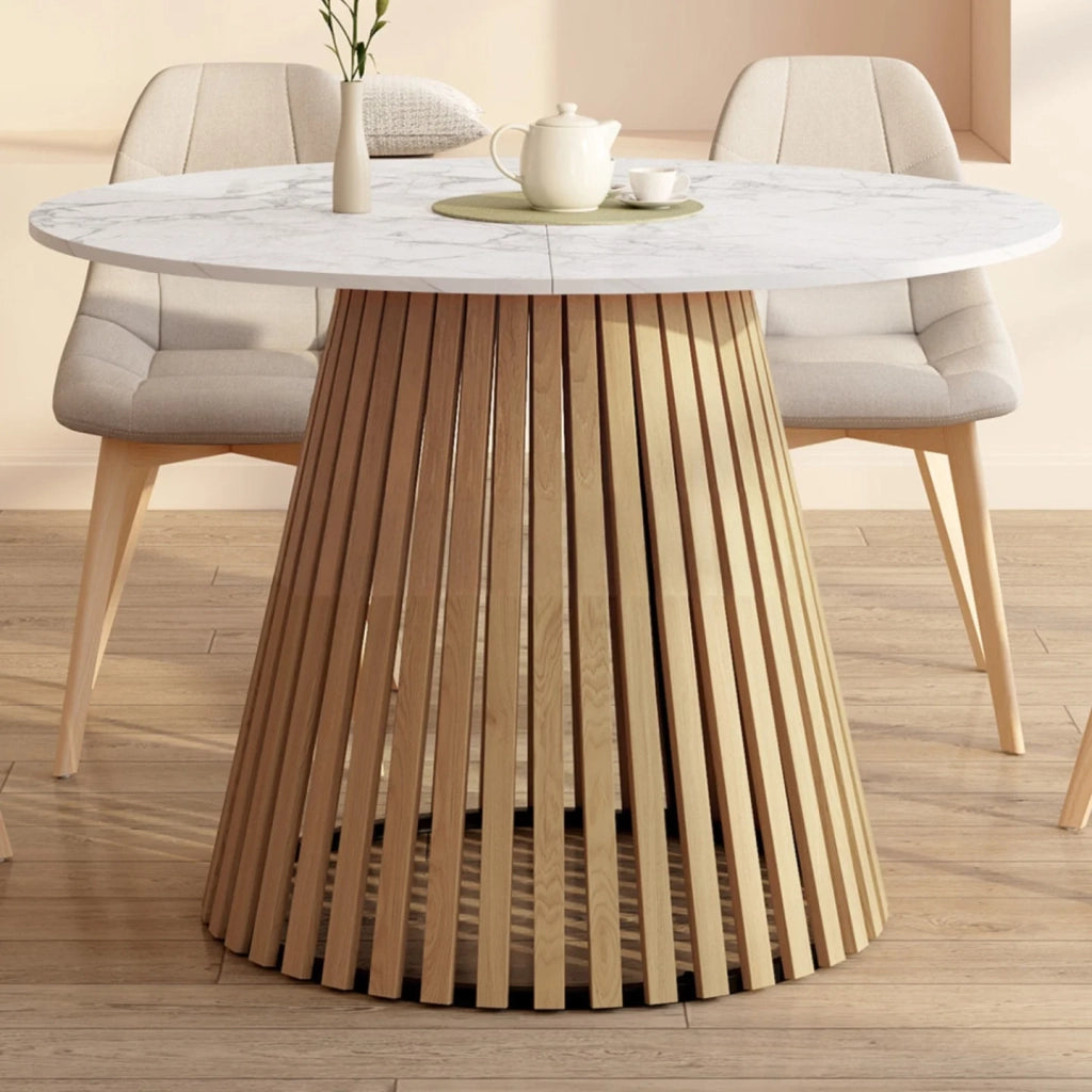 IDMarket - Tavolo da pranzo rotondo allungabile CARMEN per 4-8 persone con gambe a doghe in legno e piano in marmo bianco ALASKA 110 - 150