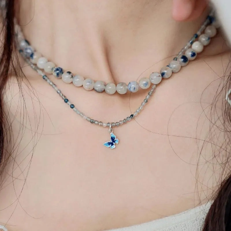 Collana in porcellana sfumata fatta a mano: gioiello impilabile con perline irregolari