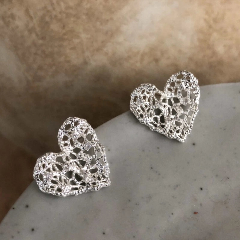 Eleganti orecchini a cuore traforati, perfetti per l'abbigliamento da lavoro.