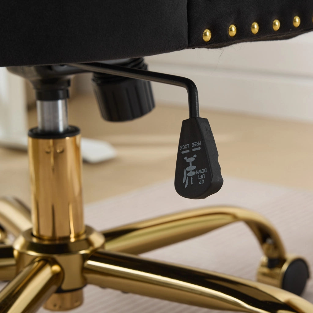 Chaise de bureau in velluto con seduta ampia, schienale capitonné e base in metallo dorato per comfort prolungato nero