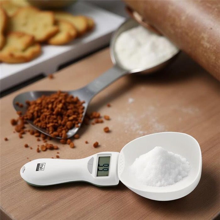 MA MAISON 1 CUCCHIAIO DIGITALE PESA ALIMENTI IN PLASTICA PESO MASSIMO 1 KG CON MANICO COMODO E LEGGERO COLORI ASSORTITI