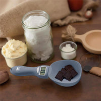 MA MAISON 1 CUCCHIAIO DIGITALE PESA ALIMENTI IN PLASTICA PESO MASSIMO 1 KG CON MANICO COMODO E LEGGERO COLORI ASSORTITI