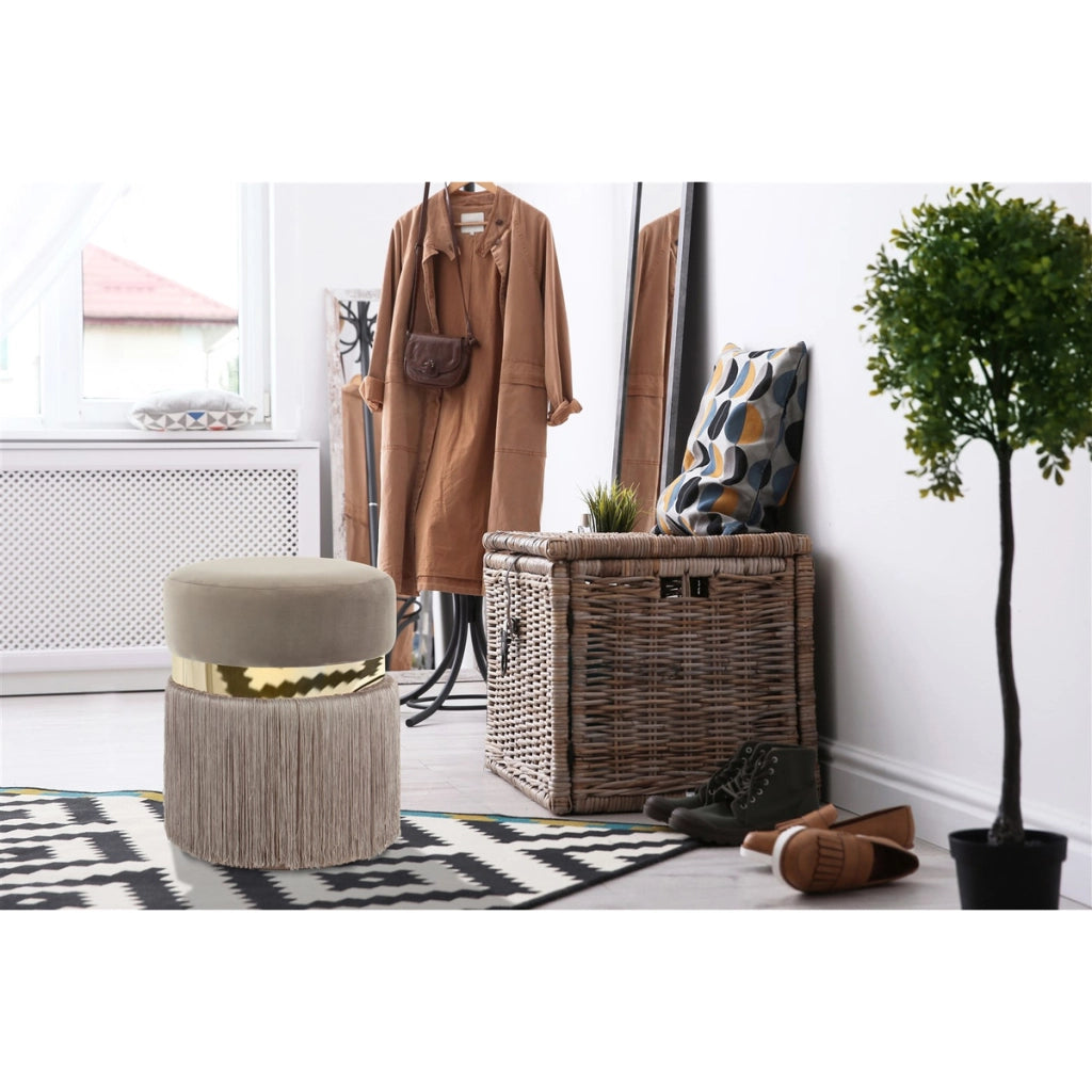Pouf Rebecca in velluto taupe con frange e dettaglio oro