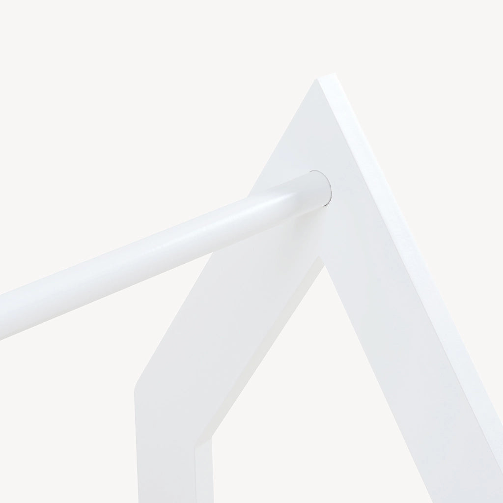 Stand Appendiabiti Værløse per Bambini Porta Abiti a Forma di Casetta 78x75x35 cm Bianco [en.casa]