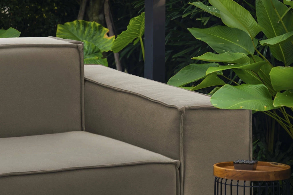 Poltrona Leonia, Poltrona da salotto, 100% Made in Italy, Poltroncina relax in tessuto imbottito, Cm 140x95h70, Tortora