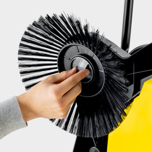 KARCHER Spazzatrice manuale S 6 - Ampiezza di lavoro con spazzola laterale: 670 mm - Max. prestazioni di area: 2500 m²/h - Contenitore per rifiuti: 38 l