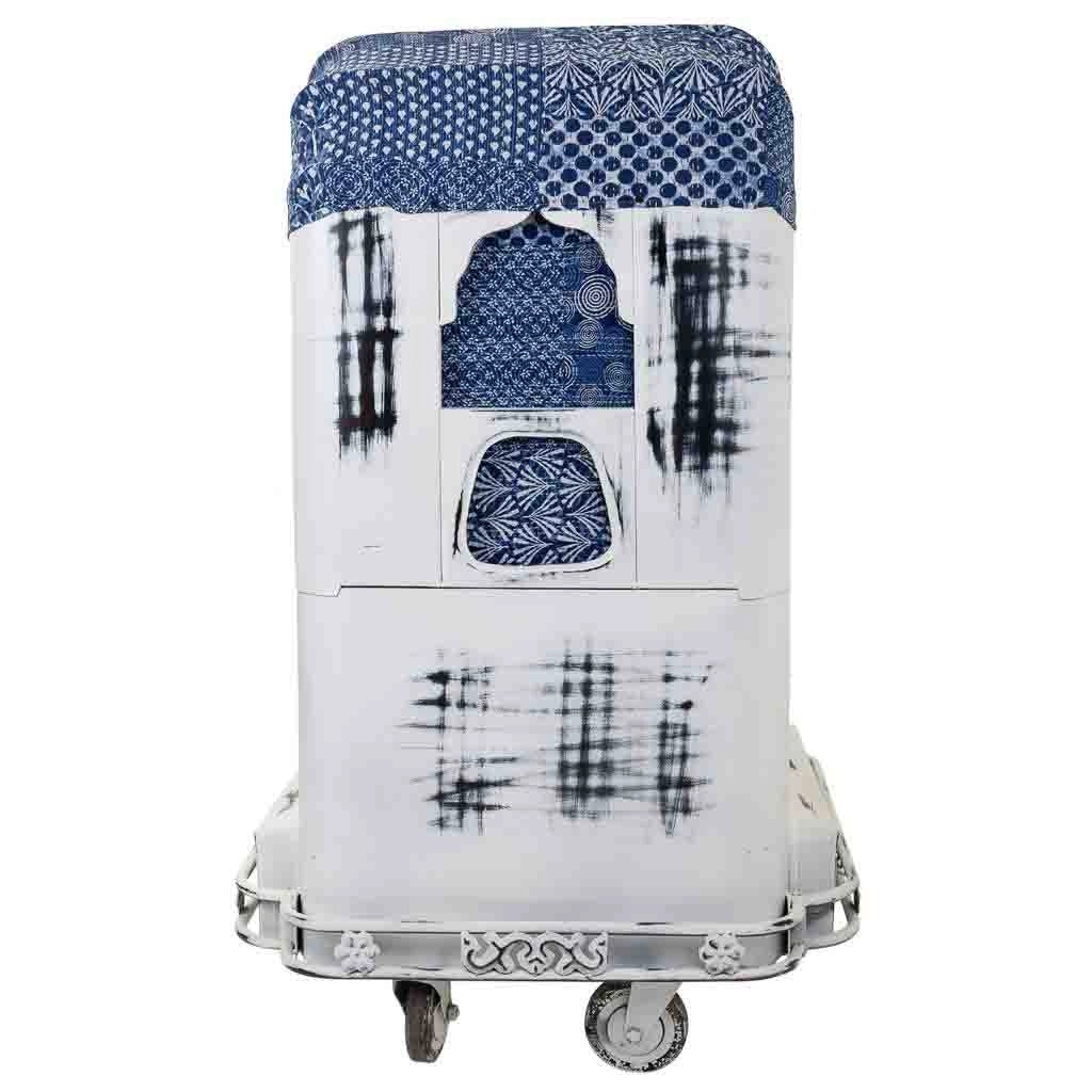 PoltroncinaTuk tuk in metallo bianco e rivestimento blu 90x90x160h