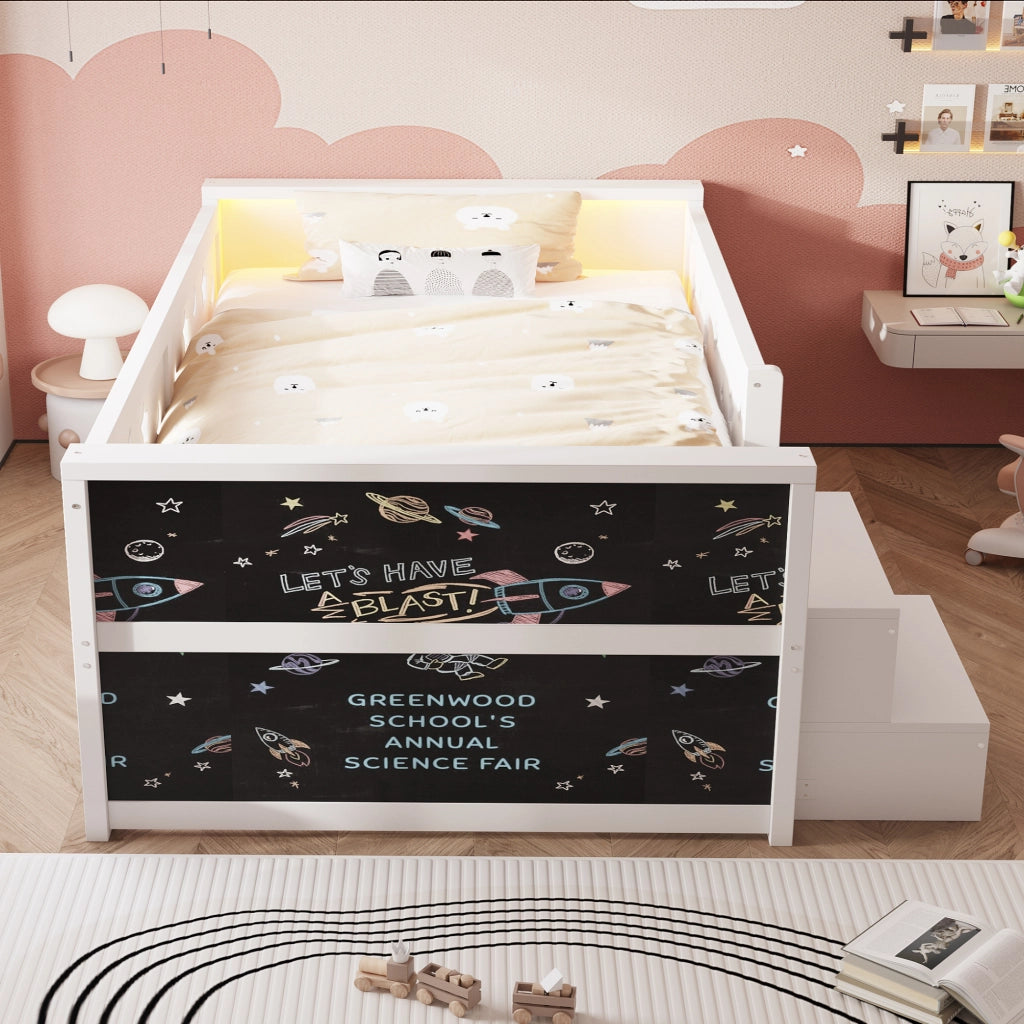 Letto singolo per bambini 90x200 cm con sponde stelle e luna; lavagna; cassetti; gradino e LED; legno bianco