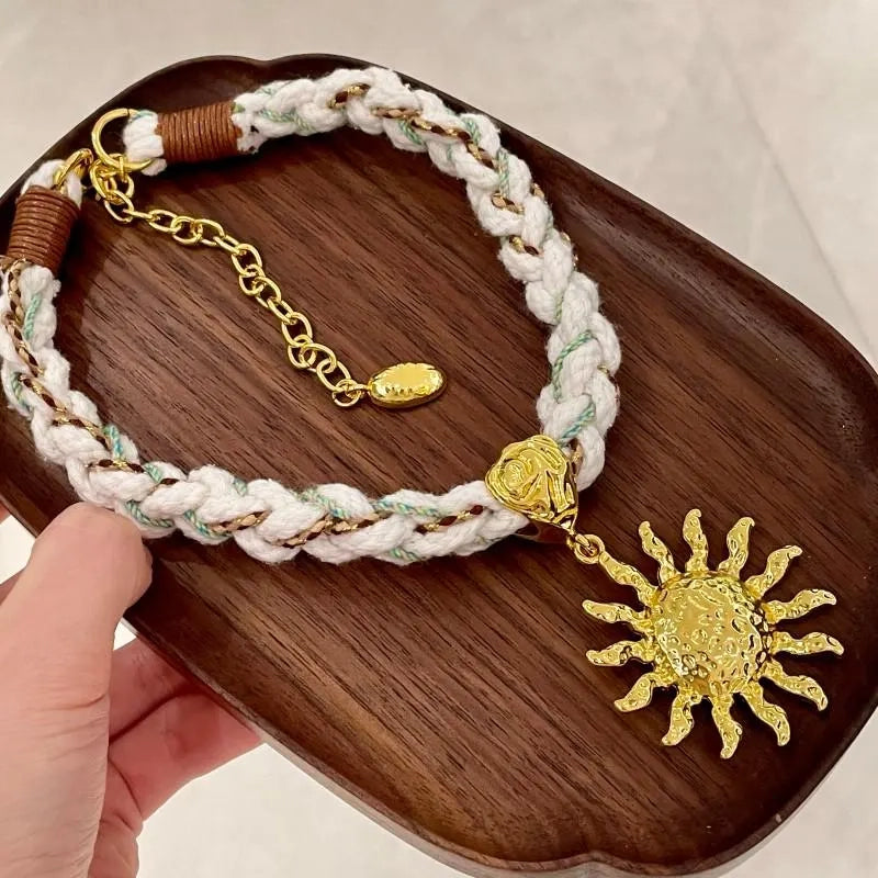 Collana con ciondolo a forma di sole intrecciato a mano