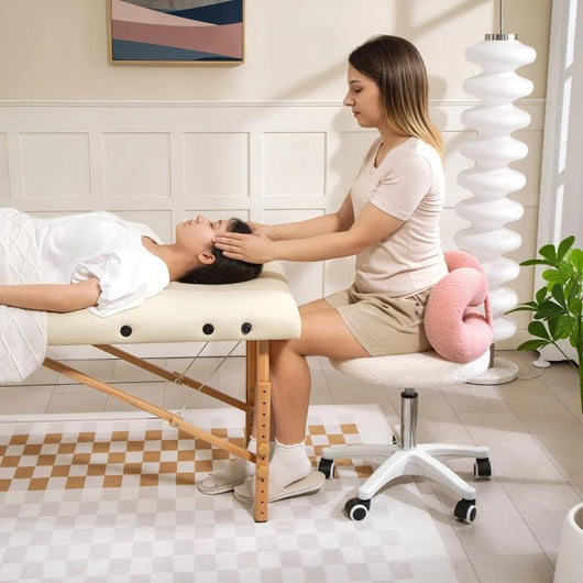 SGABELLO GIREVOLE AD ALTEZZA REGOLABILE CON SCHIENALE AD ARCO, IN TESSUTO TEDDY, 50X50X63-77 CM, BIANCO E ROSA