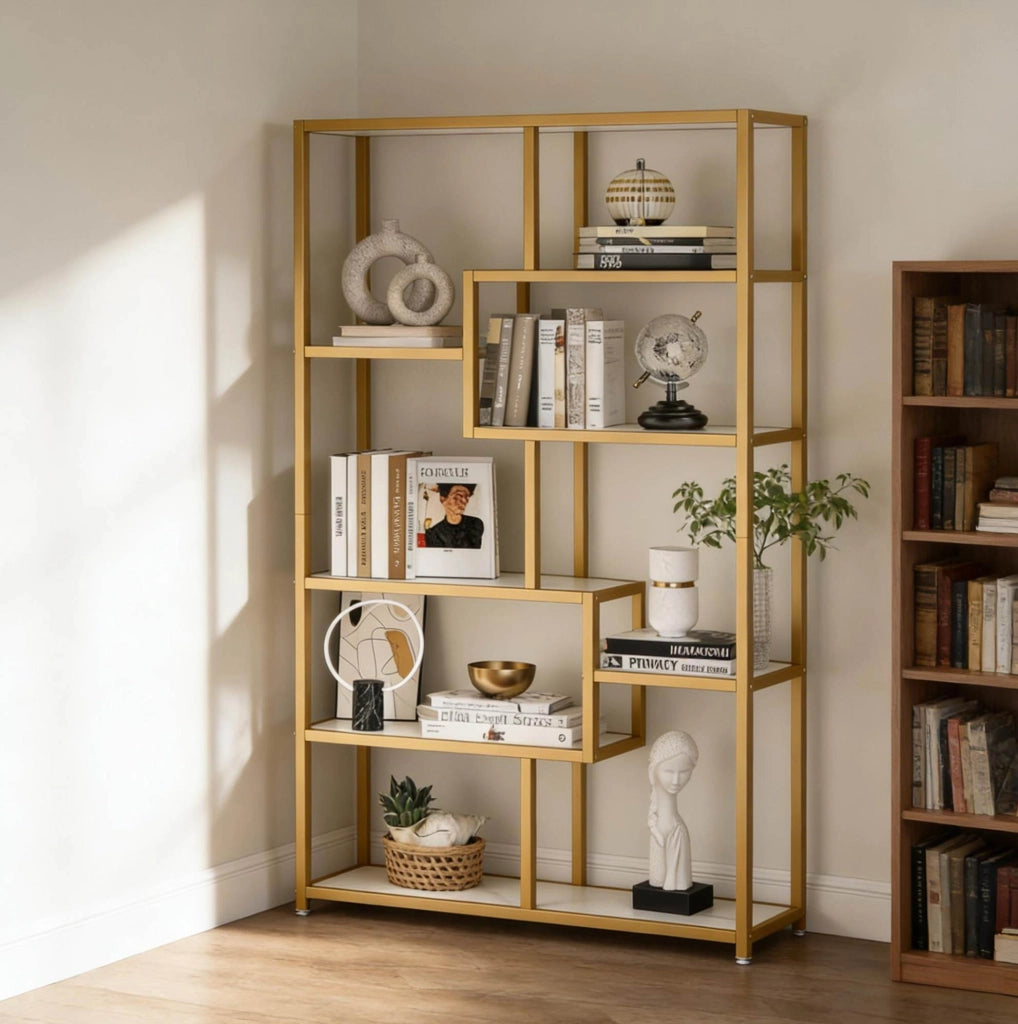 Libreria a 8 ripiani in metallo dorato e ripiani effetto marmo bianco