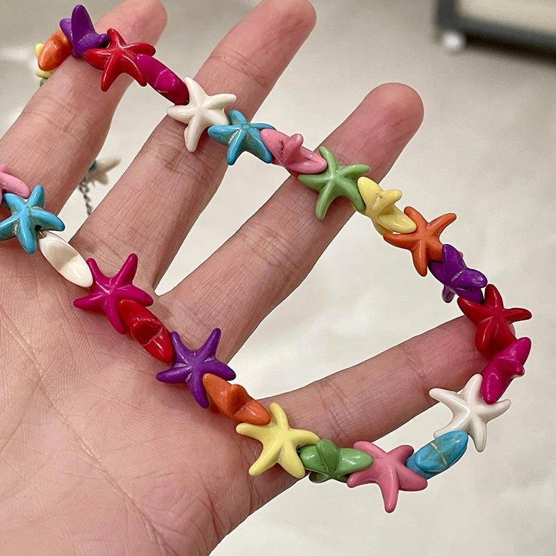 Collana estiva fatta a mano con stelle marine colorate e perline, regalo di Natale o compleanno.