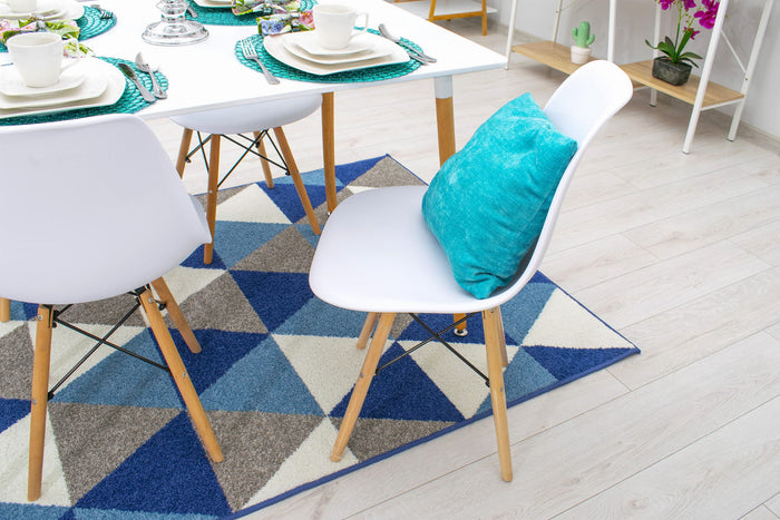 Sedia Valora OSAKA bianca con gambe naturali, design ergonomico x4