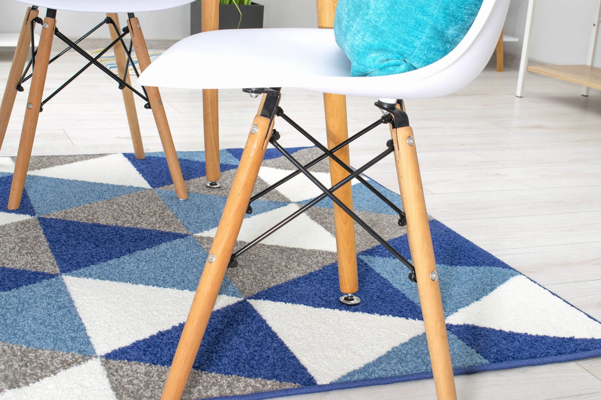 Sedia Valora OSAKA bianca con gambe naturali, design ergonomico x4