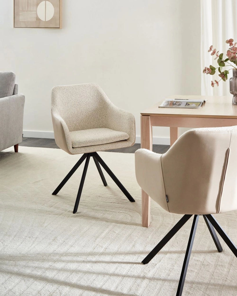 Set di 2 sedie in bouclé beige chiaro e gambe in metallo in ecopelle per la sala da pranzo