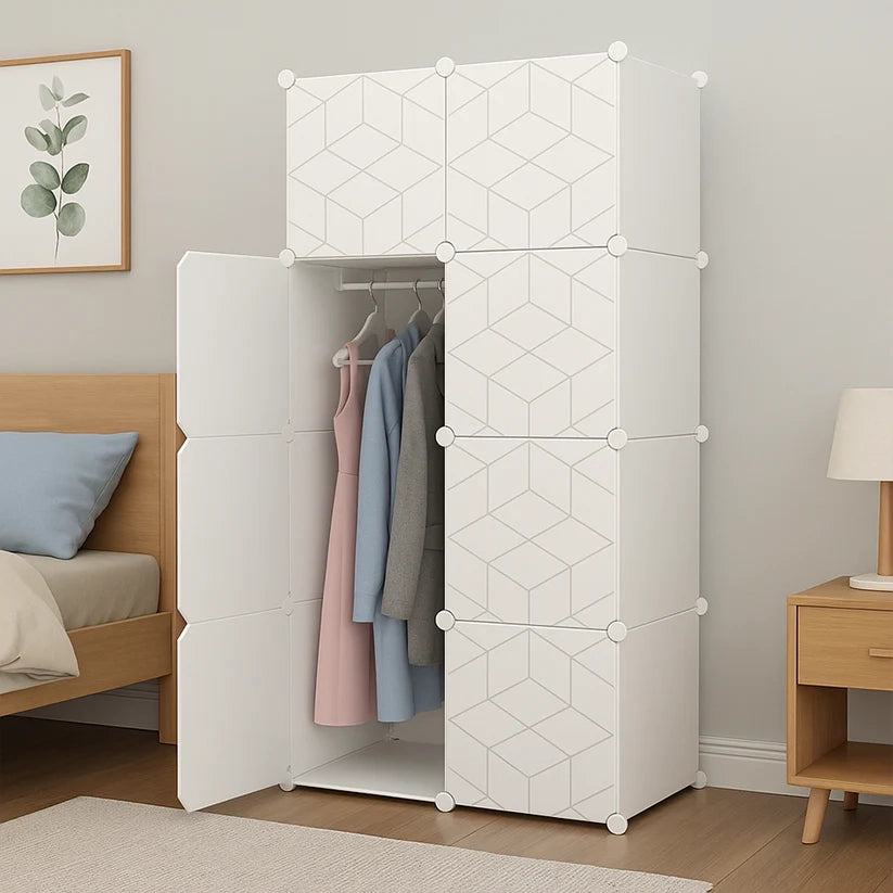 Guardaroba bianco con misure 147x75x47 cm, ideale per la camera da letto o l'ingresso.