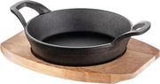 Mini padella in ghisa con maniglie su tavola di legno - piccola padella per griglia - diametro 16 cm