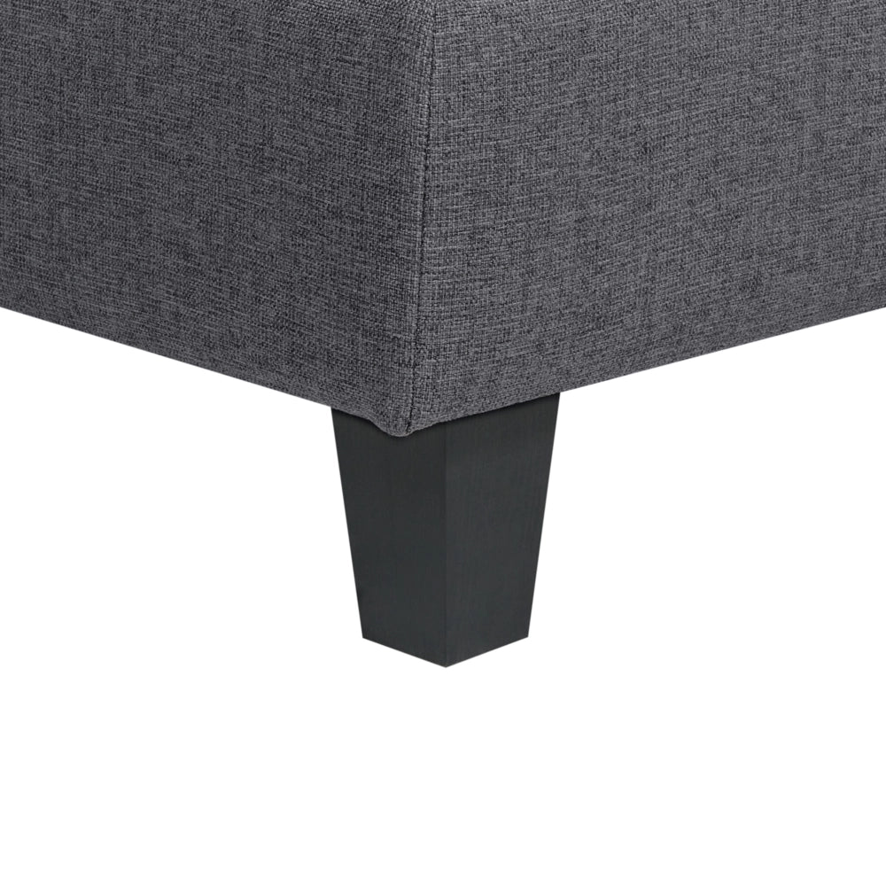 Divano componibile a 5 posti imbottito in tessuto grigio scuro gambe nere lato destro stile moderno