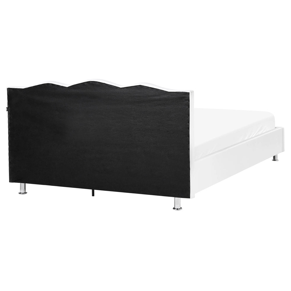 Letto 160 x 200 cm Bianco Ecopelle Struttura Imbottita con Rifinitura Chiodo Bottoni in Cristallo Poggiatesta