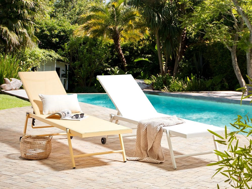 Lettino prendisole da giardino Sedile sintetico bianco Struttura in alluminio 198 x 61 cm Schienale reclinabile regolabile con ruote Patio