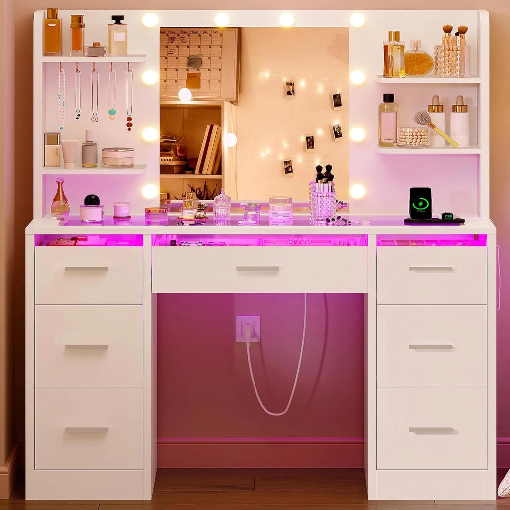 Toeletta Trucco con Luci, Led Regolabili, 3 Colori Regolabili, Toletta con Grande Specchio,Presa,Bianco,Piano in Vetro+RGB,7 Cassetti,4 Ripiani, 5 Ganci per Gioielli per la Camera da Letto