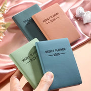 Set di calendari da portare con te per l'anno 2026, con copertina in PU a colori e 60 (120) pagine di calendario a settimana ridotto.