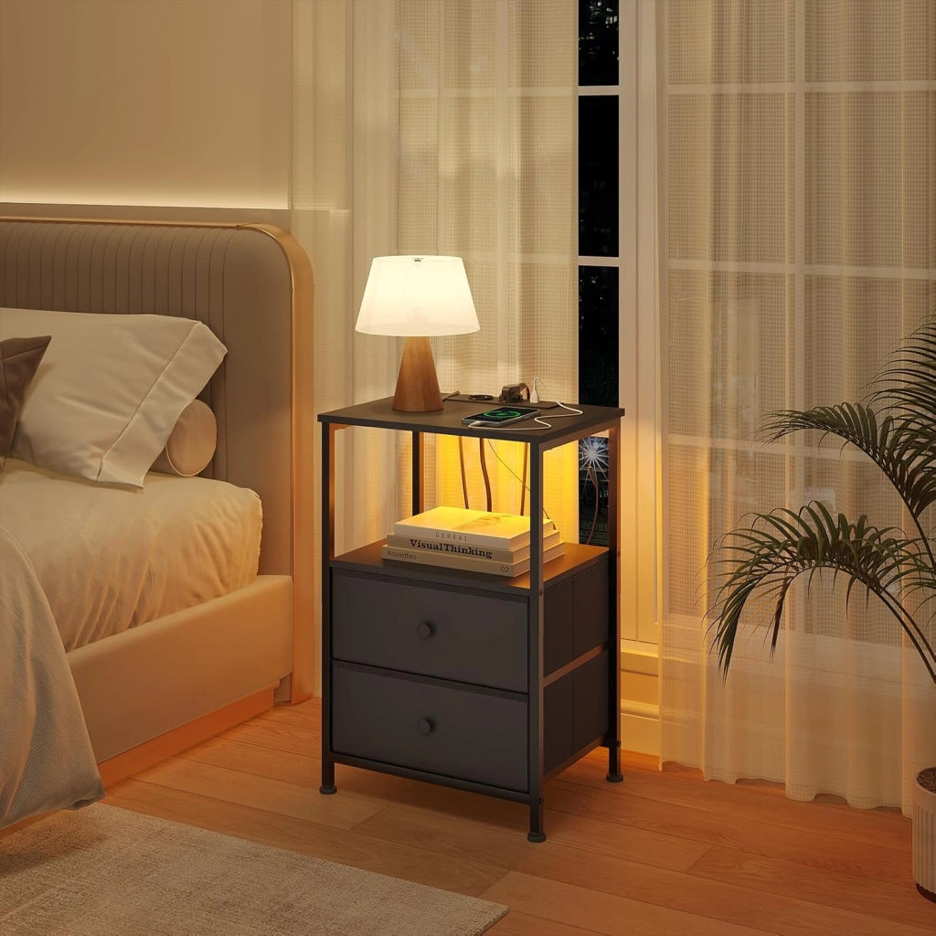 set 2 Comodini con Prese di Corrente, Tavolini con Luce LED, 2 Cassetti in Tessuto e Ripiani Aperti, Comodini Smart Nero, per Soggiorno, Camera da Letto e Ufficio, Metallo + MDF, NTS27sz-2