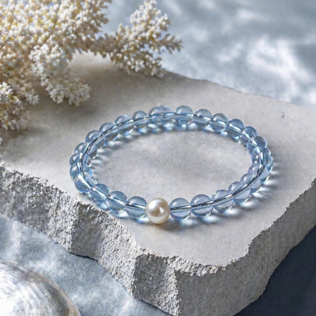 Braccialetto con cristalli blu dal design fresco ed elegante e braccialetto con pesciolino e perla.