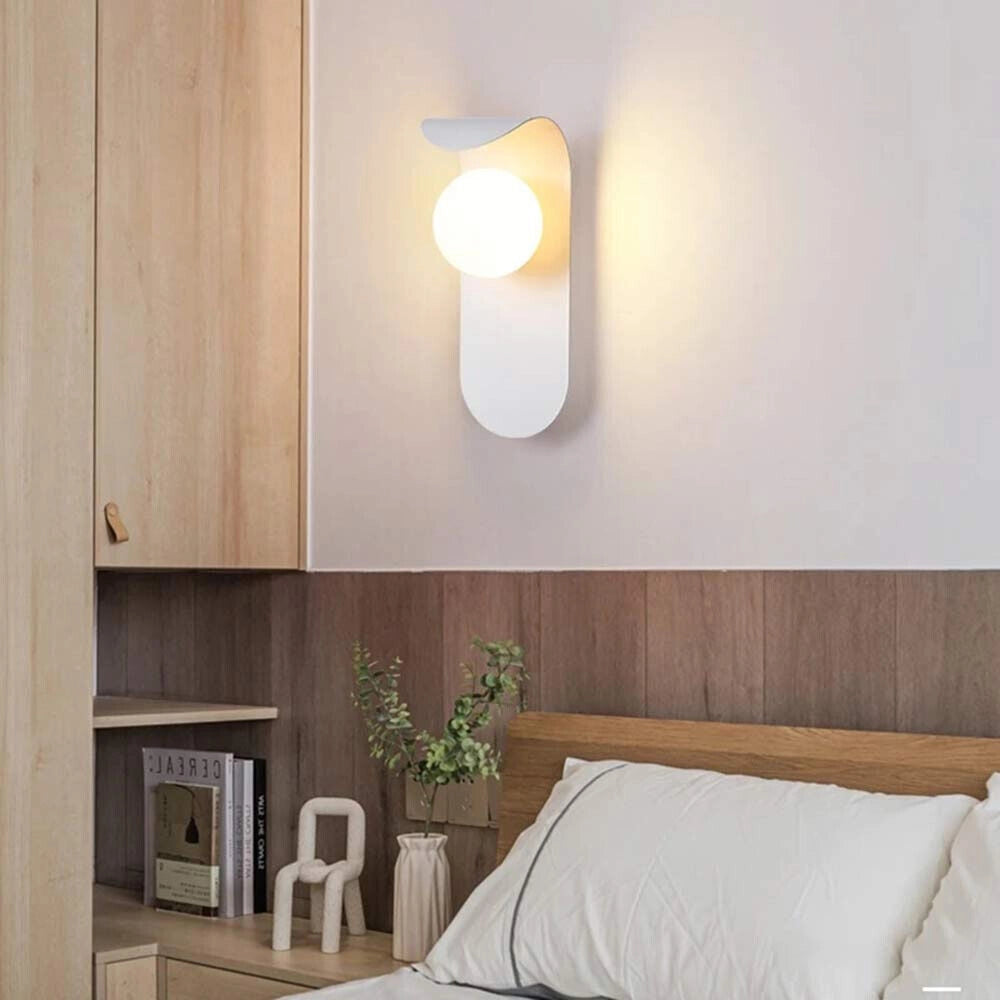 Applique da parete moderno lampada muro decorativa metallo bianco con sfera G9