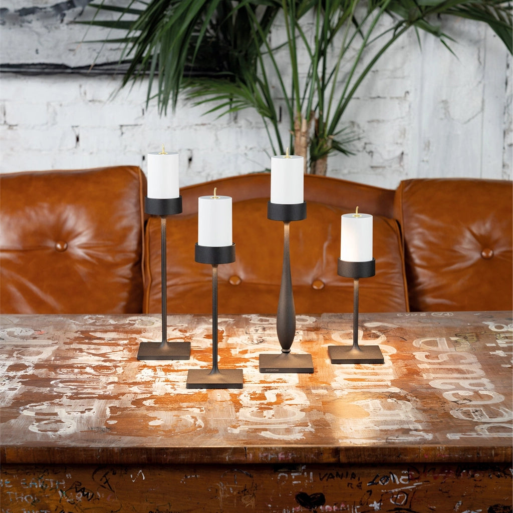 Perpetua Lampada da tavolo ricaricabile Midi design senza fili in alluminio pressofuso colore nero con sistema batteria sostituibile a incastro