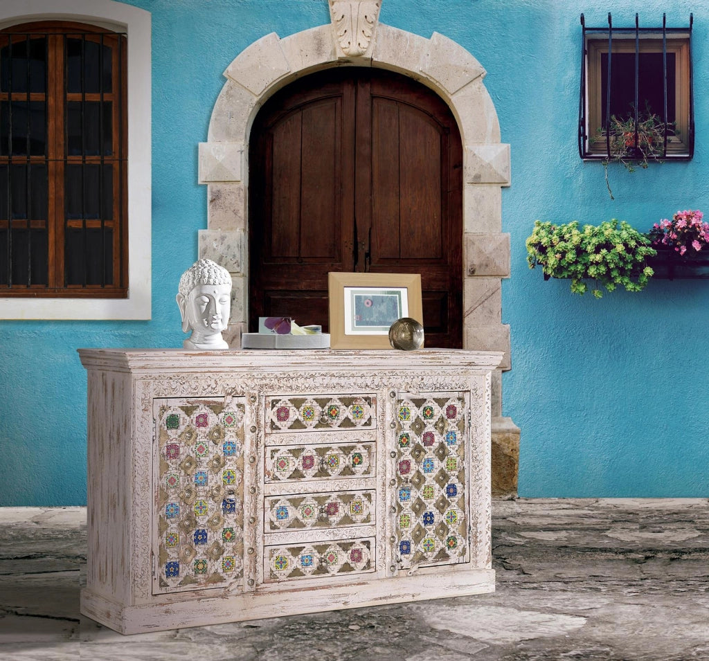 Credenza in legno di mango con dettagli in ceramica e bronzo