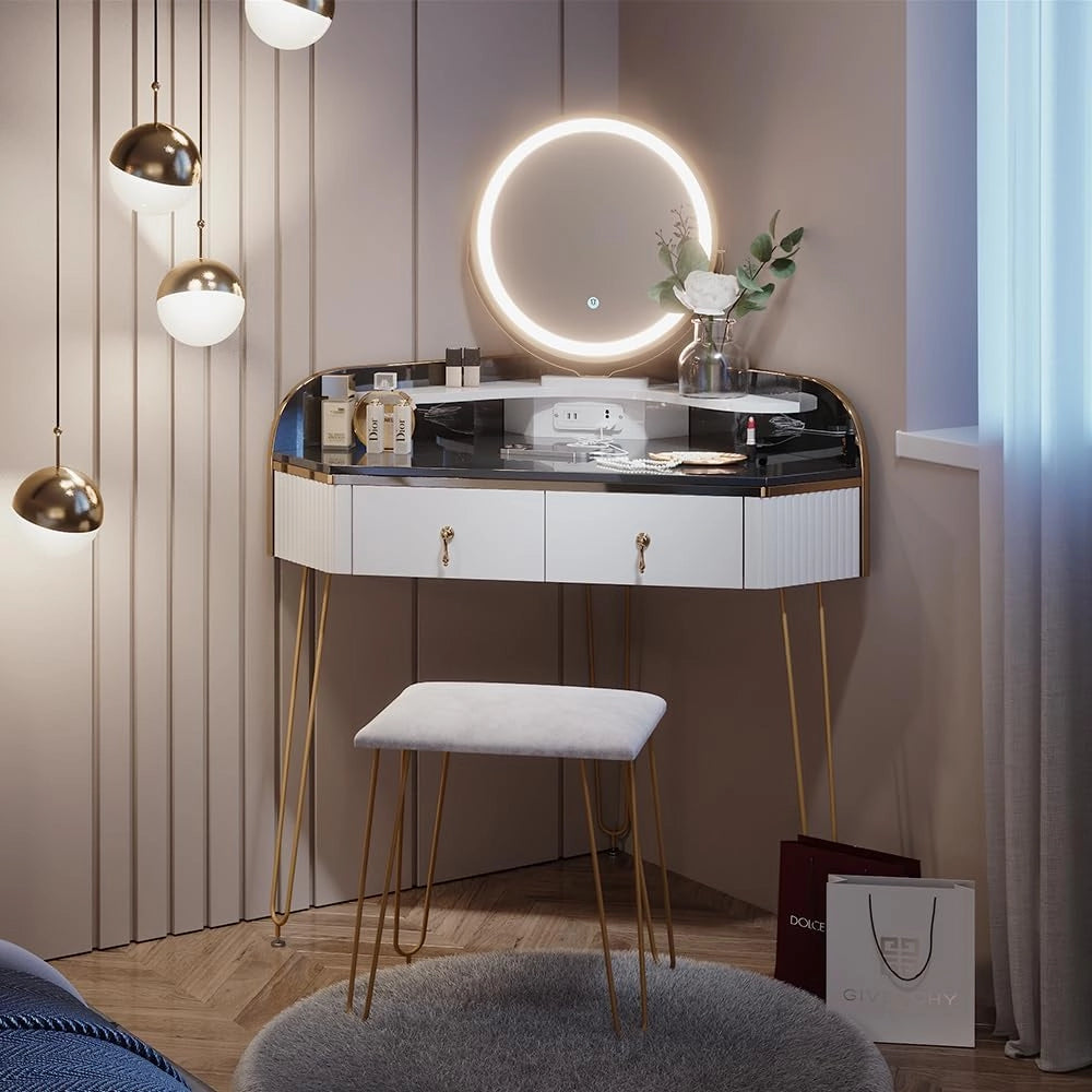 Tavolo da trucco ad angolo Amira, Bianco lucido, 99 cm con specchio LED, sgabello e USB, adatto per essere posizionato salvaspazio negli angoli della stanza