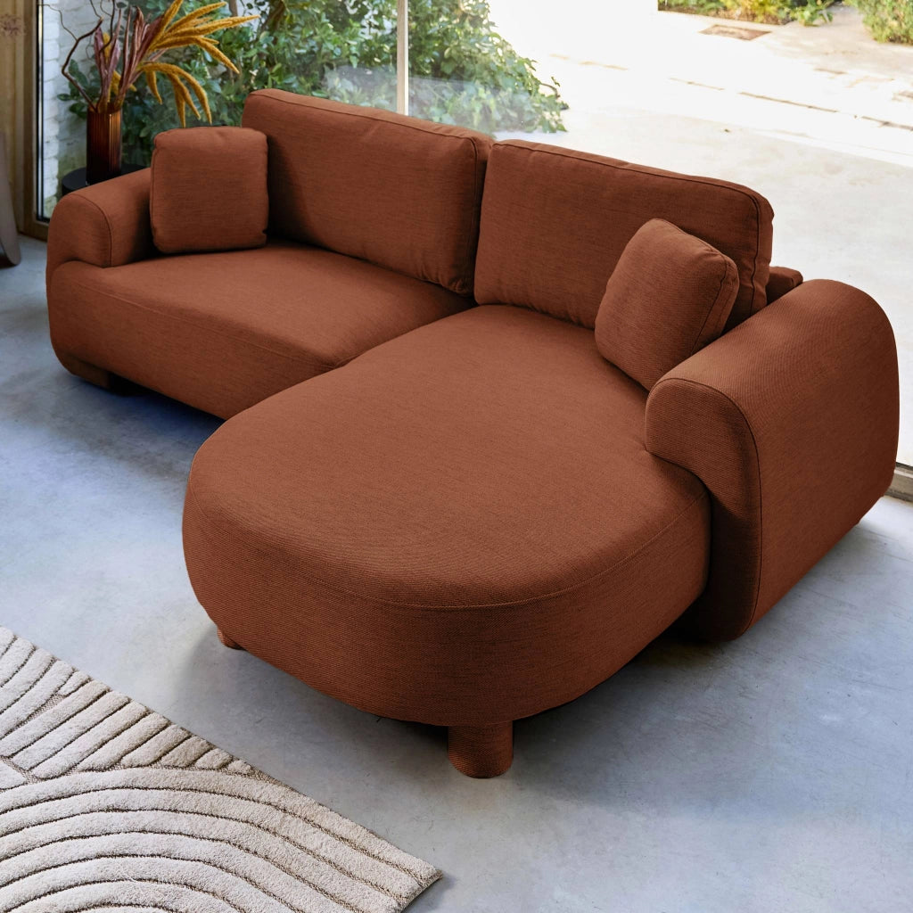 Divano angolare destro in tessuto con piedi tondi, 3 posti, terracotta