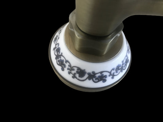 Rubinetto gruppo lavello a parete bronzato, vecchio ottone rosone con fiori