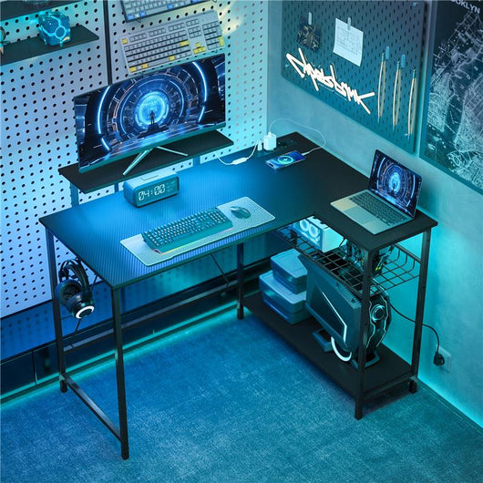 SCRIVANIA GAMING ANGOLARE CON LED, PRESE ELETTRICHE, SUPPORTO PER MONITOR E SCAFFALE, NERO