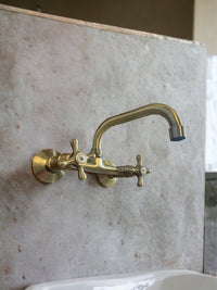 Rubinetto a parete vecchio ottone, bronzato con canna alta, maniglie a stella