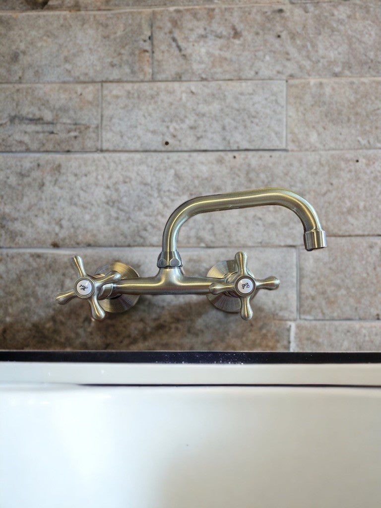 Rubinetto a parete vecchio ottone, bronzato con canna alta, maniglie a stella