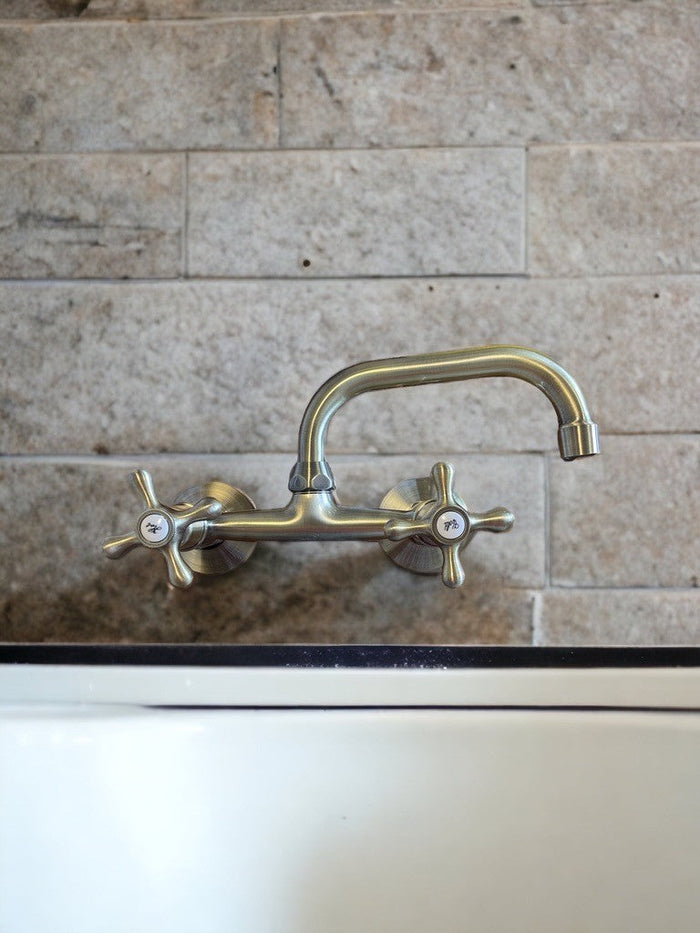 Rubinetto a parete vecchio ottone, bronzato con canna alta, maniglie a stella