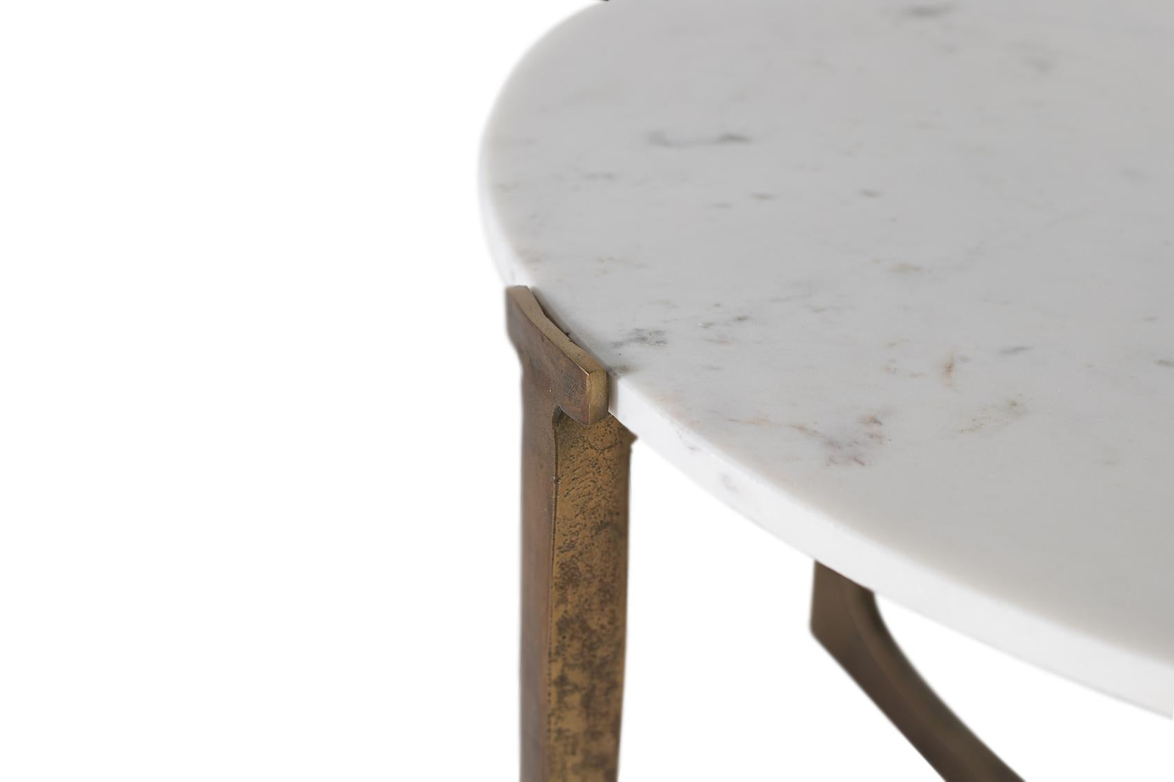 Tavolino con base in metallo e piano in marmo