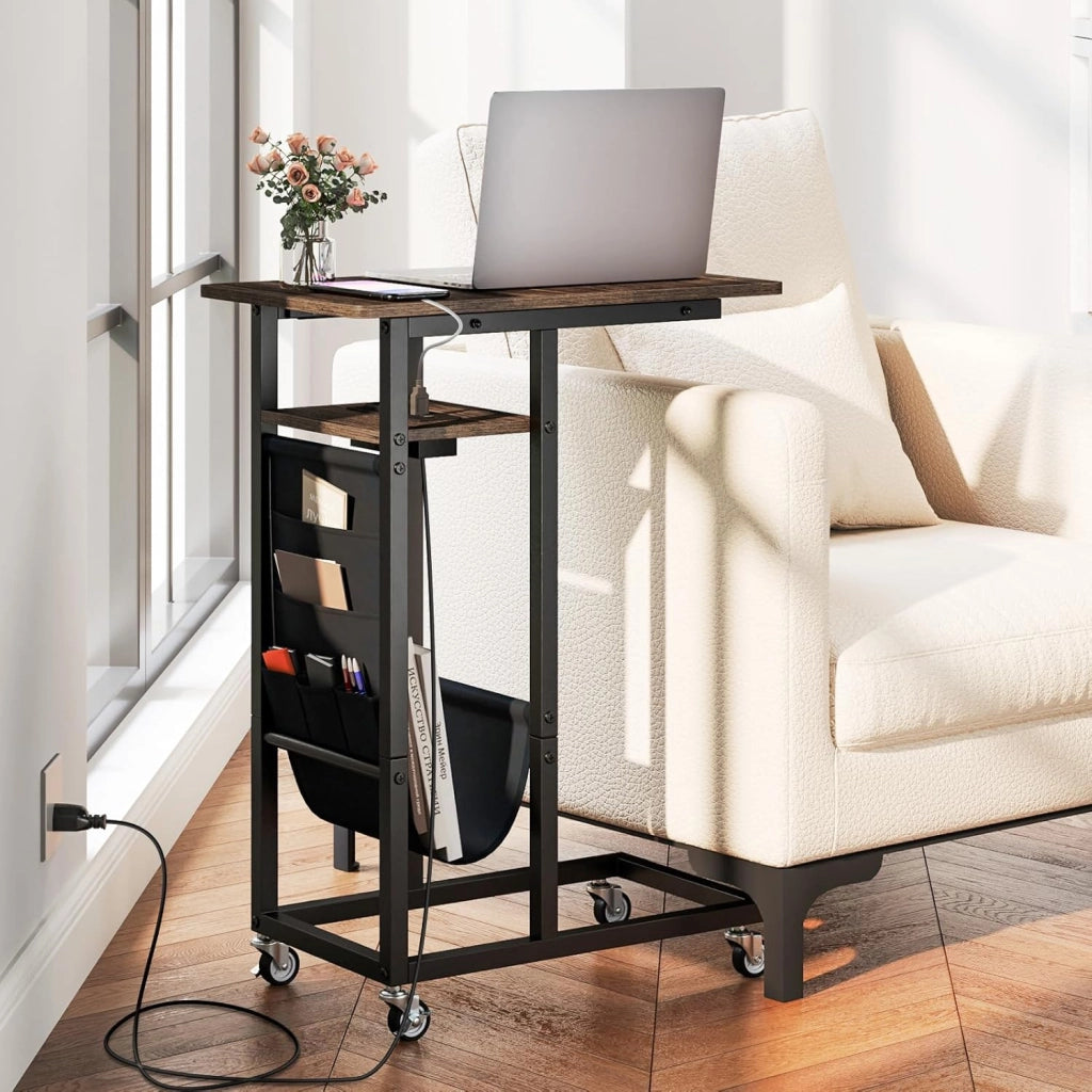 Tavolino Laterale a C con Ruote e Stazione di Ricarica, Tavolino Compatto con 2 Prese AC e 2 Porte USB, Piano Retrattile, Tasca Laterale, Ruote Universali Bloccabili (Marrone)