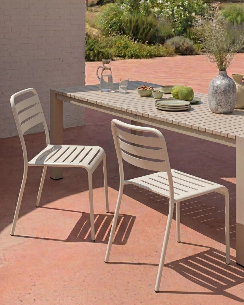 Set di 2 Sedie da Giardino in Ferro Metallo Beige Chiaro Senza Braccioli Impilabili per Esterni