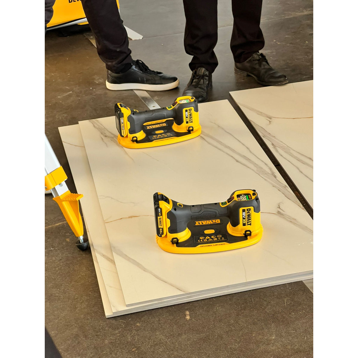 SOLLEVATORE A BATTERIA A VUOTO SENZA FILI  DEWALT 18V XR GRABO - DCE590N