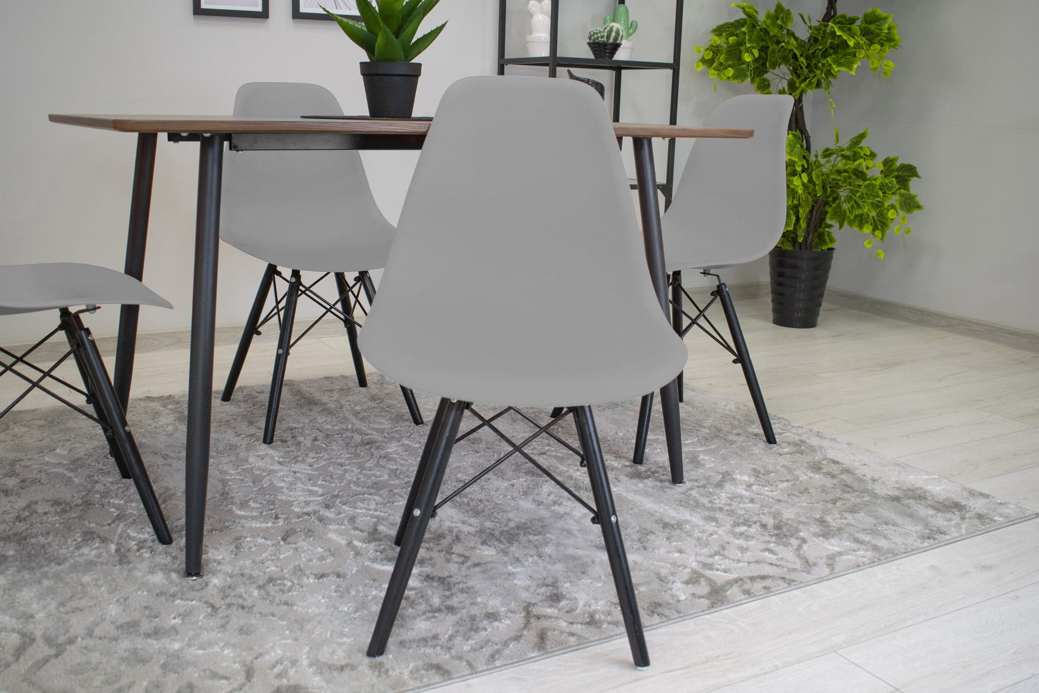 Sedia Valora OSAKA con gambe grigie e nere, design ergonomico x4