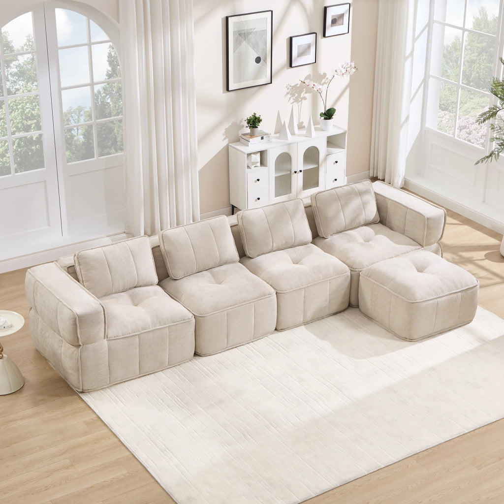 Divano modulare angolare con pouf; seduta profonda in schiuma 32D; beige