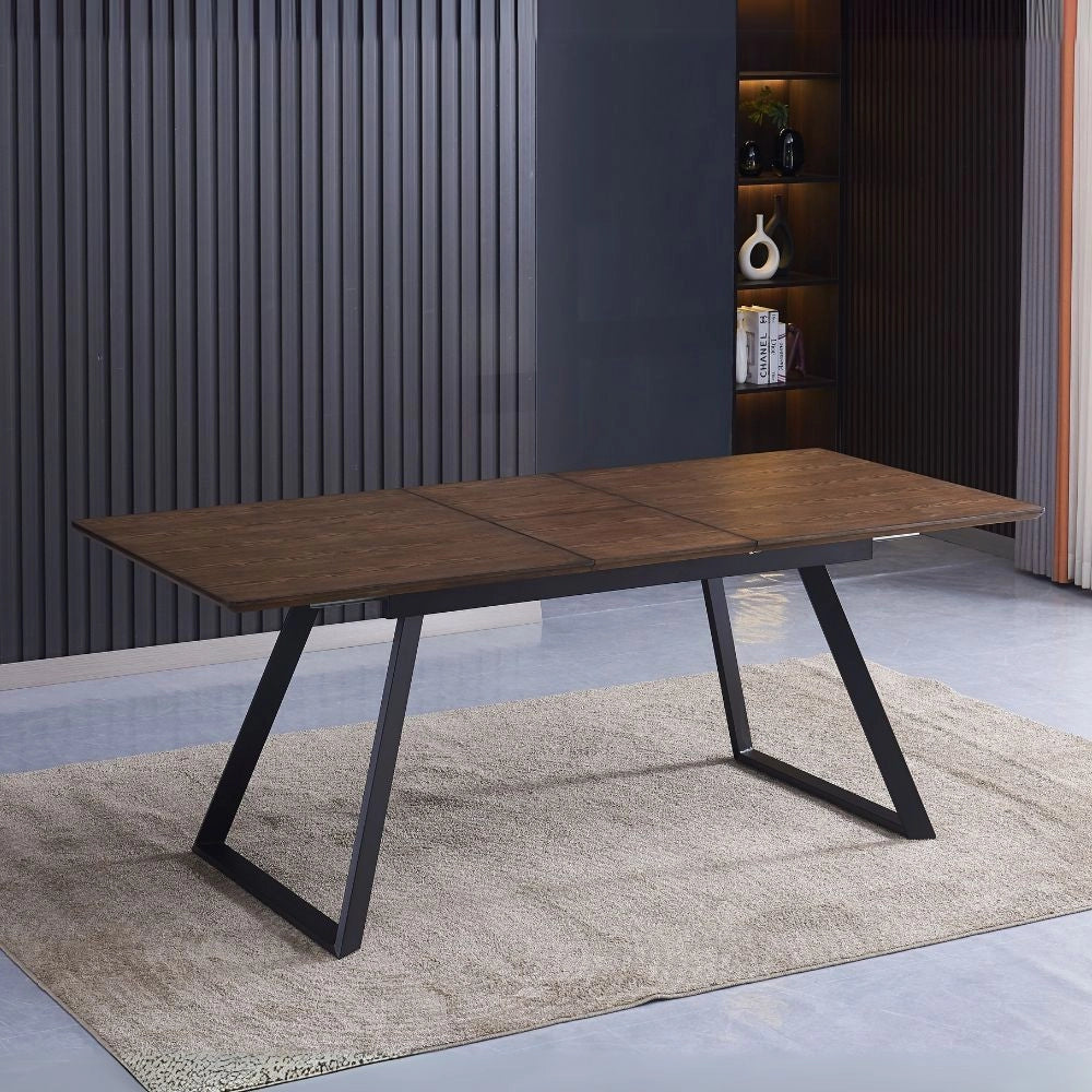 Tavolo allungabile Shelton con piano impiallacciato legno massiccio tinto noce e gambe in metallo nero